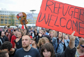 Germany welcomes 10,000 new refugees - VIDEO
